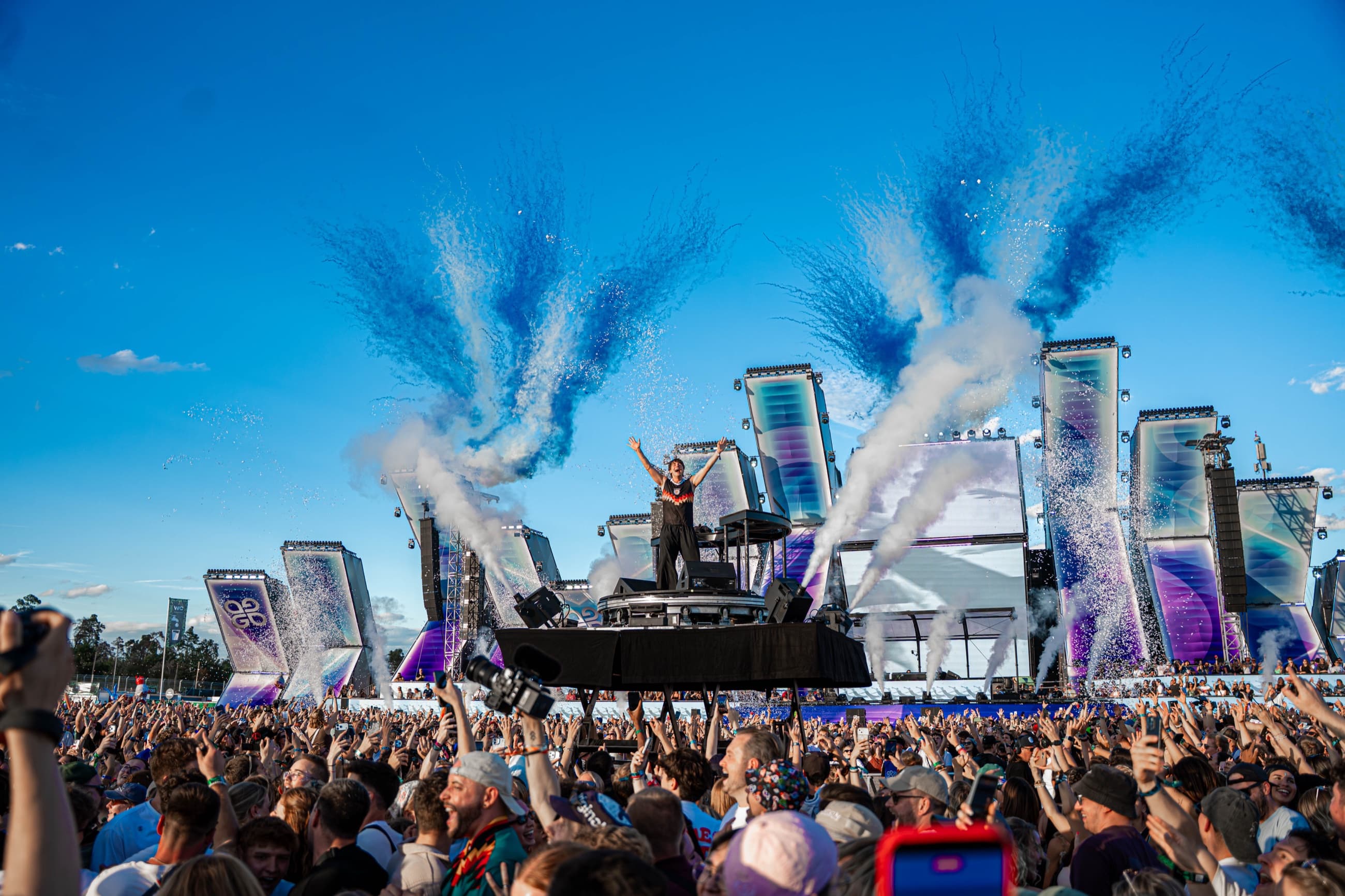 Foto: Crowd feiert mit blauem Konfetti